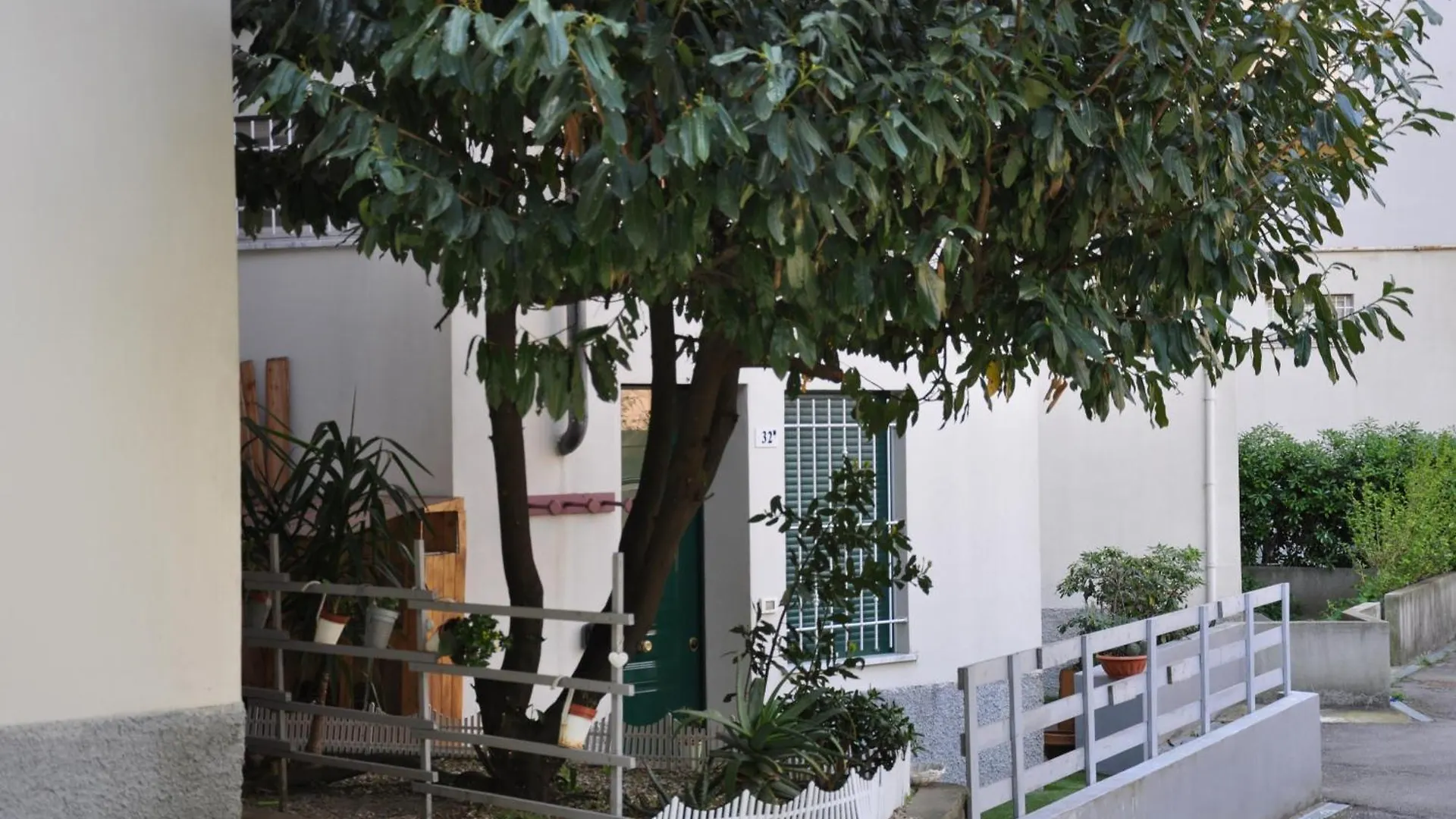Montallegro 32M Free Parking Genova 0*,  Italia